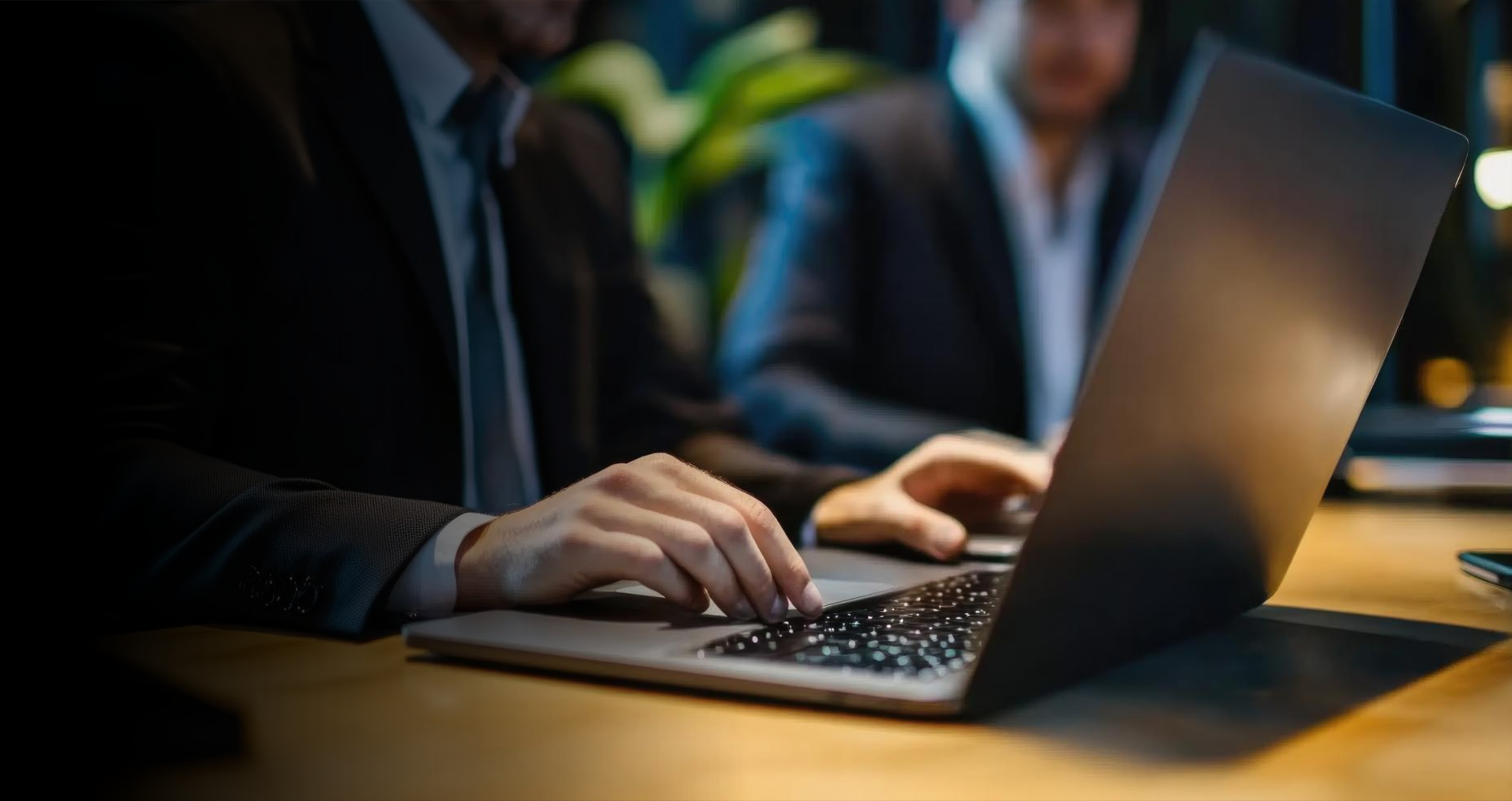 Profissional do Direito trabalhando em notebook em ambiente corporativo